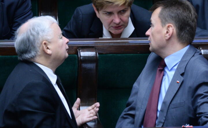 Jarosław Kaczyński, Beata Szydło i Mariusz Błaszczak w ławach poselskich PiS, fot. PAP/Jacek Turczyk