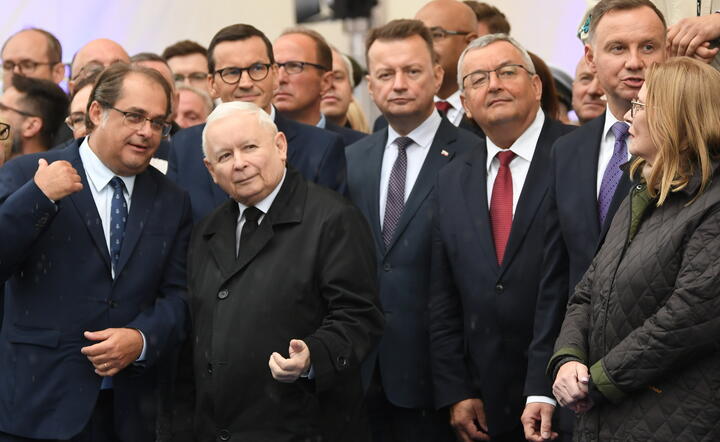 wiceminister infrastruktury Marek Gróbarczyk (L), prezes Prawa i Sprawiedliwości Jarosław Kaczyński, premier Mateusz Morawiecki, szef MON Mariusz Błaszczak, minister infrastruktury Andrzej Adamczyk i prezydent Andrzej Duda / autor: fotoserwis PAP