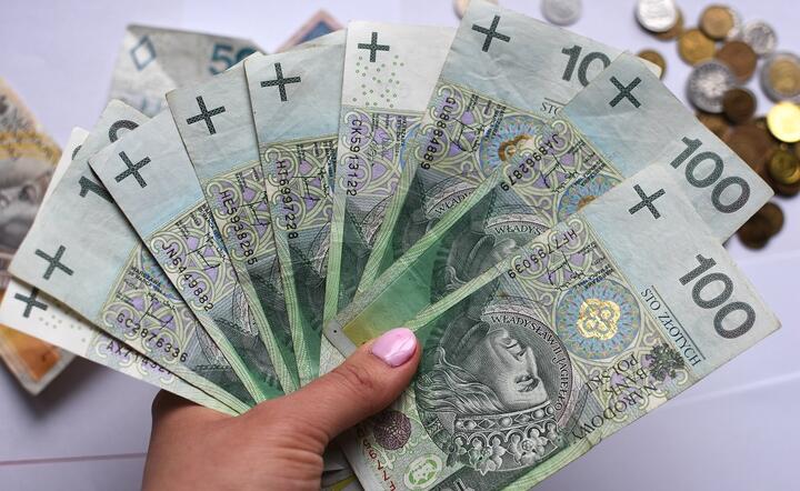 Według GUS przeciętne wynagrodzenie spadło w II kwartale 2025 r. do 8 748,63 zł, czyli  ponad 2 proc. w stosunku do I kwartału br. / autor: Fratria / MAT