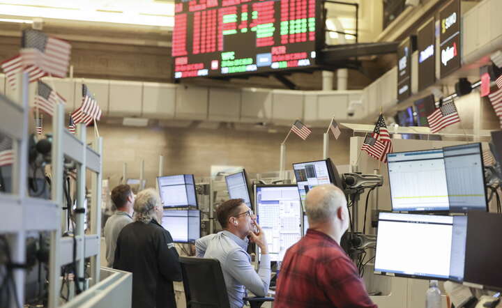 Maklerzy na parkiecie giełdy nowojorskiej NYSE przy Wall Street, 16 października 2026 / autor: PAP/EPA/SARAH YENESEL