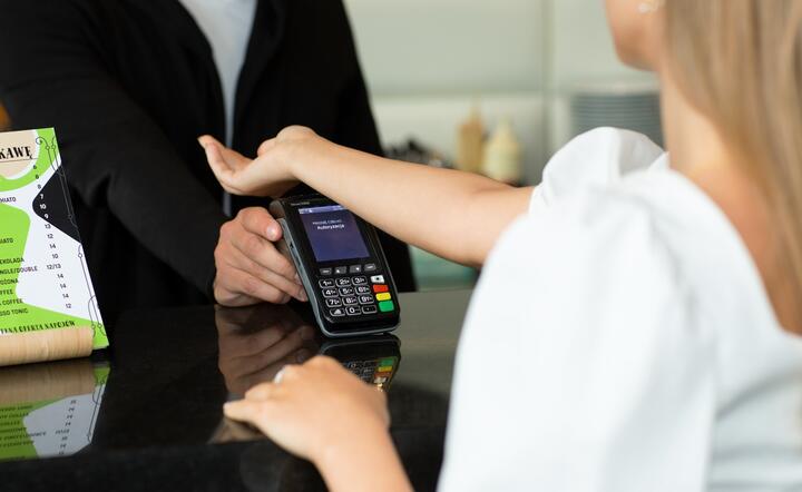 Wystarczy przyłożyć rękę, gdzie mamy wszczepiony implant Walletmor, by zadziałałą technologia NFC i została dokonana płatność / autor: materiały prasowe