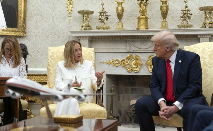 Prezydent USA Donald Trump (P) przyjmuje premier Włoch Giorgię Meloni (L) w Gabinecie Owalnym w Białym Domu / autor: PAP/ EPA/CHRIS KLEPONIS