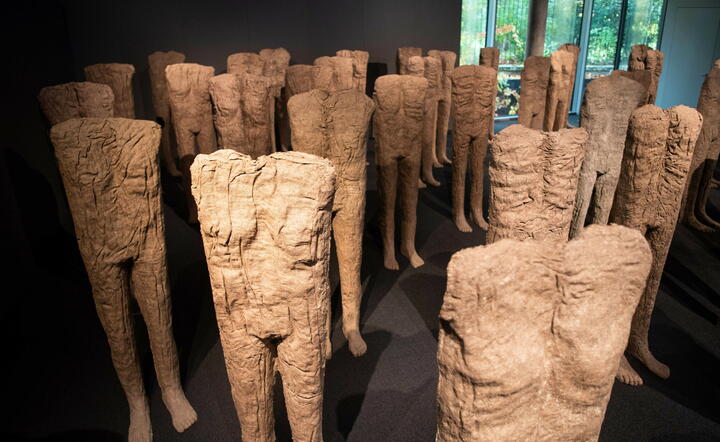 Rekord! "Tłum III" Abakanowicz za 11 mln zł