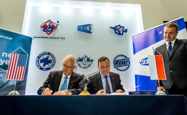 Wiceprezes Boeing Defense, Space & Security Jeff Kohler i wiceprezes zarządu Polskiej Grupy Zbrojeniowej Radosław Obolewski, fot. PAP/Tytus Żmijewski
