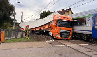 Pociąg kontra TIR na torach