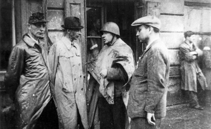 Generał „Bór” (drugi z lewej) i pułkownik „Radosław” (następny) na odprawie w okolicach fabryki Kammlera przy ul. Dzielnej na Woli / autor: Wikipedia - domena publiczna