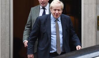 Brytyjczycy będą "dalej stać w przeciągu". Johnson ma dość
