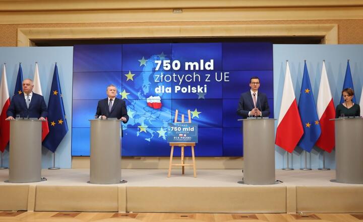Premier Mateusz Morawiecki, wicepremier, minister rozwoju Jadwiga Emilewicz, wicepremier, minister aktywów państwowych Jacek Sasin oraz wicepremier, minister kultury Piotr Gliński  / autor: PAP/Wojciech Olkuśnik