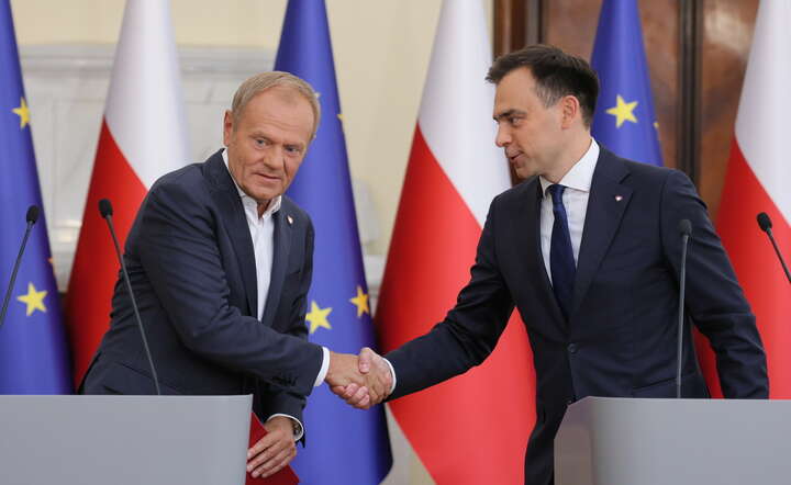 Premier Donald Tusk (L) oraz minister finansów Andrzej Domański (P) podczas konferencji prasowej w KPRM / autor: PAP/Paweł Supernak