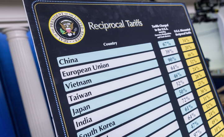 Tabela ze stawkami celnymi, którą przedstawił 2 kwietnia prezydent Donald Trump. Chiny są na jej czele / autor: PAP/EPA/SHAWN 