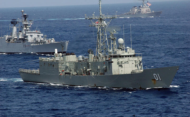 Fregaty typu Adelaide pod banderą marynarki australijskiej / autor: By U.S. Navy photo by Mass Communication Specialist 3rd Class Jason A. Johnston - Ta grafika została opublikowana przez marynarkę wojenną Stanów Zjednoczonych pod numerem 070905-N-1730J-132.Ten szablon nie wskazuje stanu prawnego pliku. Standardowy szablon licencji jest nadal wymagany. Aby dowiedzieć się więcej, zajrzyj na stronę Commons:Licencja.বাংলা | Deutsch | English | español | euskara | فارسی | français | italiano | 日本語 | 한국어 | македонски | മലയാളം | Plattdüütsch | Nederlands | polski | پښتو | português | Türkçe | українська | 中文 | 中文（简体）‎ | +/−, Domena publiczna, https://commons.wikimedia.org/w/index.php?curid=2732838