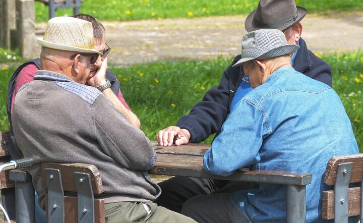 Starsi mężczyźni nie boją się koronawirusa
