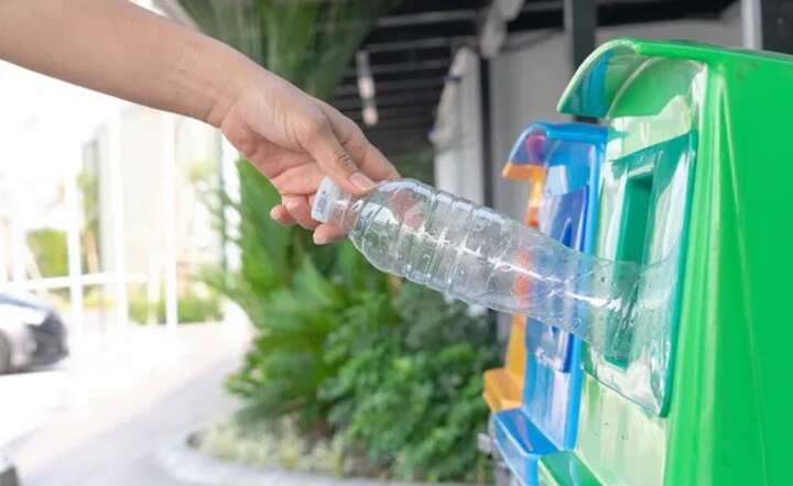 Kaucja za plastikowe butelki PET ma wynosić 50 gr.  / autor: Freepik
