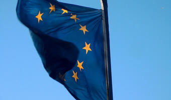 Komisarz UE: Relokacja uchodźców jest wiążąca i będzie kontynuowana
