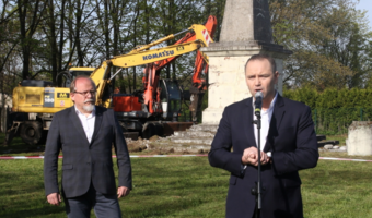 Demontaż "pomnika wdzięczności" Armii Czerwonej w Głubczycach