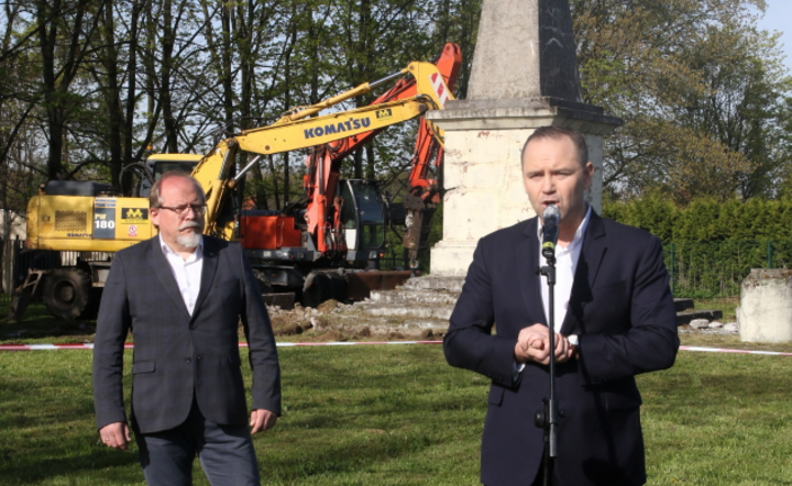 Demontaż „pomnika wdzięczności Armii Czerwonej” w Głubczycach, 5 bm. Prezes Instytutu Pamięci Narodowej Karol Nawrocki (P) oraz dyrektor Biura Upamiętniania Walk i Męczeństwa IPN Adam Siwek.  / autor: PAP/Krzysztof Świderski