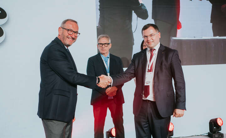 Jan Grzegorz Prądzyński, prezes PIU (L) i Tadeusz Białek, prezes ZBP (P) po podpisaniu dobrych praktyk / autor: materiały prasowe PIU