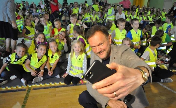 Cezary Pazura podczas kampanii "Dobrze Cię widzieć" / autor: KPRM