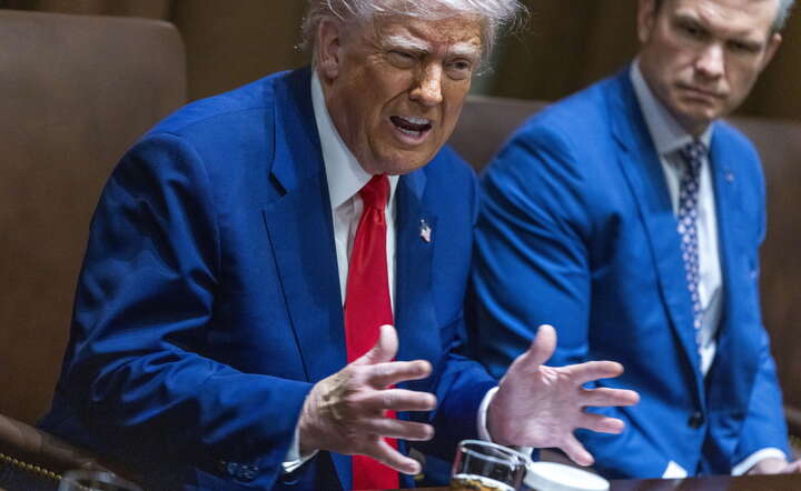 Prezydent Donald Trump i sekretarz obrony Pete Hegseth na posiedzeniu gabinetu w Białym Domu / autor: PAP/EPA/SHAWN THEW