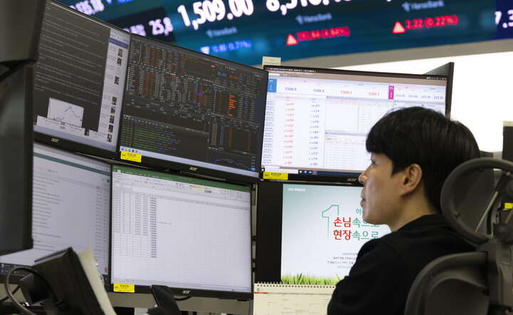 Dealer walutowy koreańskiego Hana Bank, 16 sierpnia 2026 / autor: PAP/EPA/JEON HEON-KYUN
