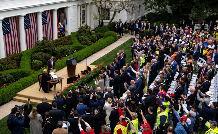 Prezydent Donald Trump podczas aktu podpisania dekretów ustanawiających cła wzajemne w Ogrodach Różanych Białego Domu / autor: PAP/EPA/KENT NISHIMURA
