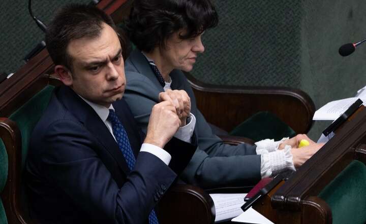 Minister finansów Andrzej Domański (L) w ławach rządowych w Sejmie / autor: Fratria / Andrzej Wiktor