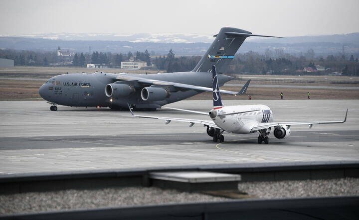 samolot transportowy Boeing C-17 Globemaster III z żołnierzami 82. Dywizji Powietrznodesantowej USA na pokładzie, 6 bm. na lotnisku w podrzeszowskiej Jasionce / autor: fotoserwis PAP