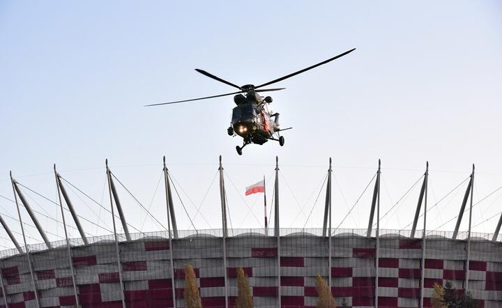 Misja zakończona sukcesem - wojskowy śmigłowiec ratowniczy odlatuje z lądowiska obok PGE Narodowy / autor: Fratria / KK