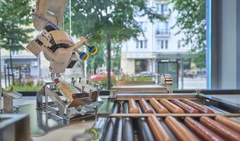 Hot-dog z Żabki serwowany przez… robota (Wideo)