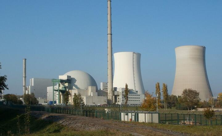 Atom przyspiesza