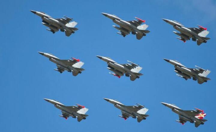 Duńskie myśliwce F-16  / autor: PAP/EPA/Hanning Bagger