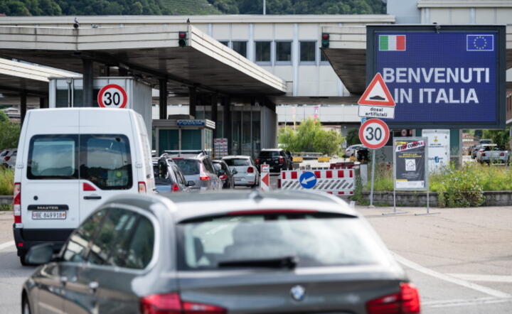 Dzięki stronie uruchomionej przez KE łatwo można zorientować się jakie są realia na granicach pomiędzy poszczególnymi państwami / autor: PAP/EPA/Elia Bianchi