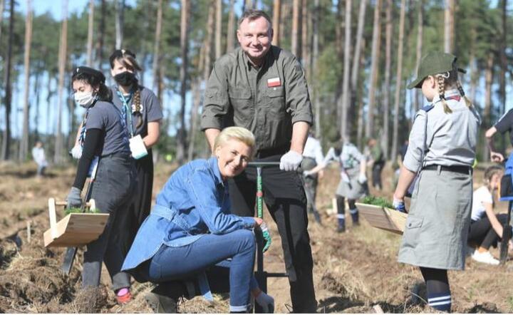Para prezydencka podczas sadzenia drzew / autor: PAP