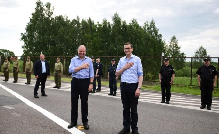Premier Mateusz Morawiecki oraz premier Litewy Saulius Skvernelis podczas powitania na przejściu granicznym Budzisko-Kalvarija / autor:  PAP/ Michał Zieliński