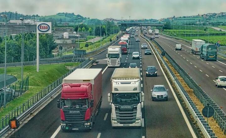 Pakiet mobilności zakłada m.in. objęcie delegowaniem kierowców w transporcie międzynarodowym. / autor: Pixabay.com