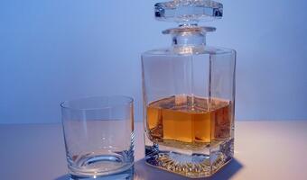 Polacy sięgają po droższą whisky