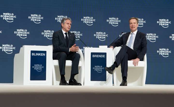 Amerykański sekretarz stanu Antony Blinken (z lewej ) i szef  Światowego Forum Ekonomicznego Borge Brende w Rijadzie / autor: Deepu Das/EPA/PAP