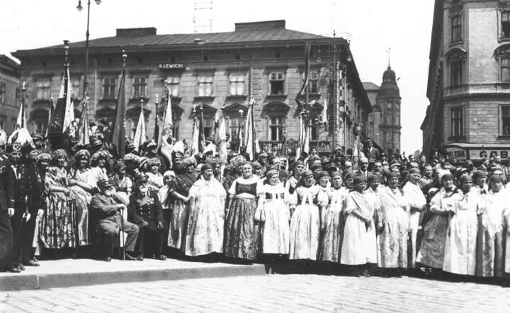 Rok 1933. Grupa Ślązaków pod pomnikiem Adama Mickiewicza we Lwowie / autor: NAC/IKC