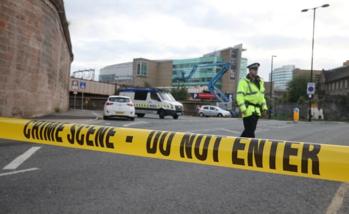 Miejsce nocnego zamachu  Manchesterze pod nadzorem policji, fot. PAP/EPA/NIGEL RODDIS 