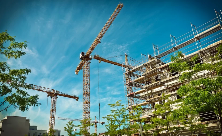 Przeciętne stawki za 1 mkw. gruntu pod zabudowę mieszkaniową wielorodzinną wynoszą od 269 zł (Zielona Góra) do 3897 zł (Warszawa). / autor: Pixabay