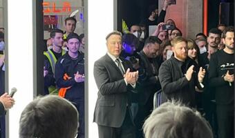 Ruszyła fabryka Tesli pod Berlinem! Musk tańczy z radości na otwarciu [wideo]