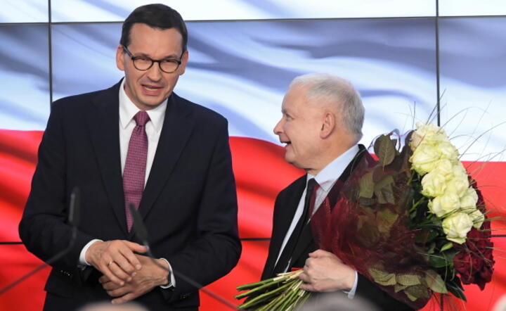 Prezes PiS Jarosław Kaczyński (P) i premier Mateusz Morawiecki (L) w sztabie wyborczym Prawa i Sprawiedliwości, 13 bm. w Warszawie / autor: PAP/Radek Pietruszka
