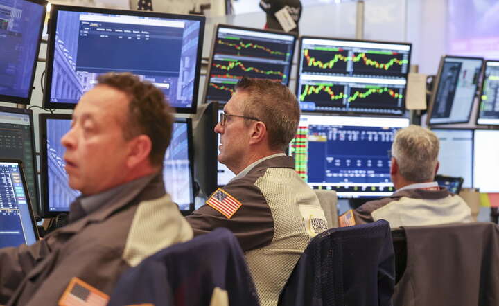 Maklerzy na parkiecie giełdy nowojorskiej NYSE przy Wall Street, 29 września 2026 / autor: PAP/EPA/SARAH YENESEL