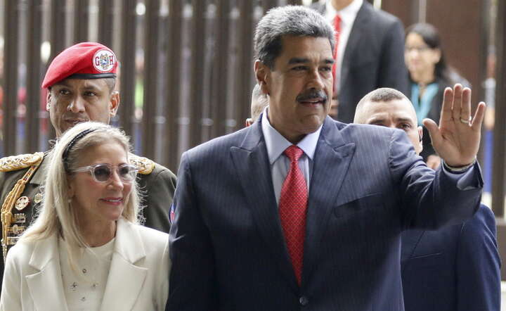Prezydent Wenezueli Nicolas Maduro (C) i jego żona Celia Flores (L) na archiwalnym zdjęciu z 31 lipca 2025 w Caracas / autor: PAP/EPA/RONALD PENA R 