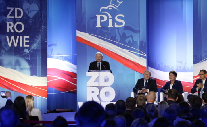  Od lewej: prezes PiS Jarosław Kaczyński, wicepremier, minister kultury Piotr Gliński, europoseł Beata Szydło, premier Mateusz Morawiecki podczas konwencji Prawa i Sprawiedliwości, 28 bm. w Opolu / autor: PAP/Krzysztof Świderski