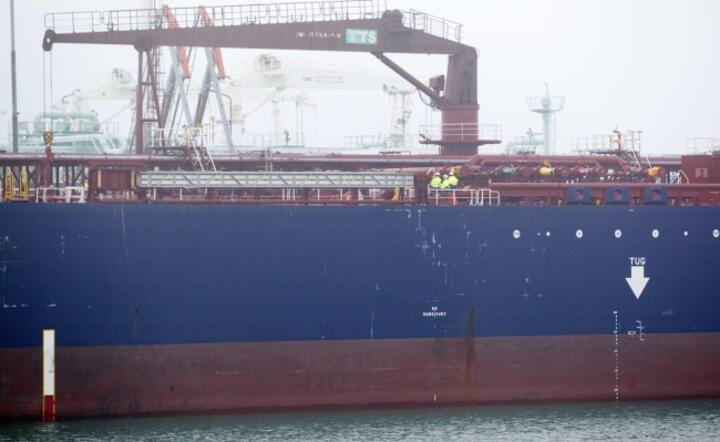 Tankowiec z ropą z USA w porcie z Rotterdamie. To pierwszy transport amerykańskiej ropy w Europie od 1975 r. po zniesieniu zakazu eksportu przez prezydenta Obamę. To też część wojny totalnej, fot. PAP/EPA/JEROEN JUMELET 
