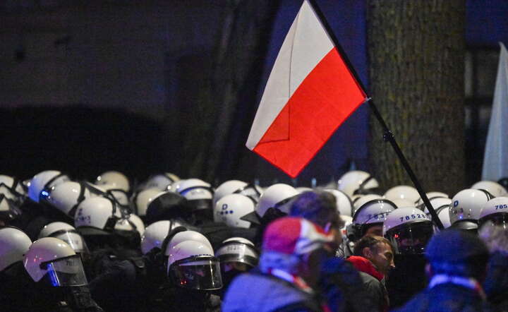 Protest przed budynkiem Trybunału Konstytucyjnego w Warszawie w nocy z 30 na 31 października / autor: PAP/Piotr Nowak