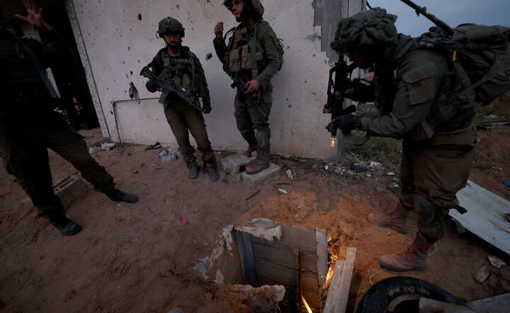 Kampania militarna w Gazie trwa / autor: PAP/EPA/ATEF SAFADI