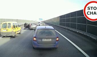 ZAMIAST SŁÓW: Autostrada, auto jadące wężykiem i...