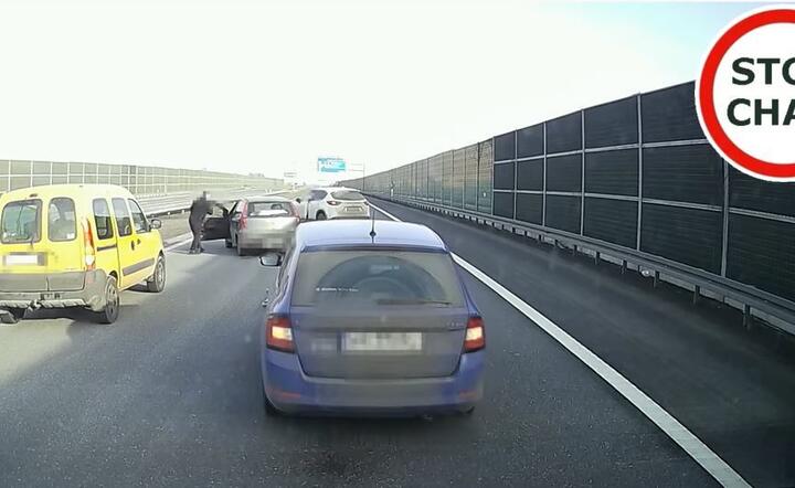 ZAMIAST SŁÓW: Autostrada, auto jadące wężykiem i...
